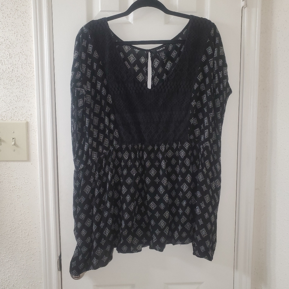 Torrid slouchy short sleeve top with black lace